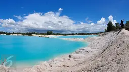 Pemandangan menakjubkan di Danau Kaolin, Belitung, Selasa (8/3/2016). Perpaduan antara warna putih dan biru membuat Danau Kaolin sepintas mirip Danau Kawah Putih Ciwidey. (Foto: Gholib)