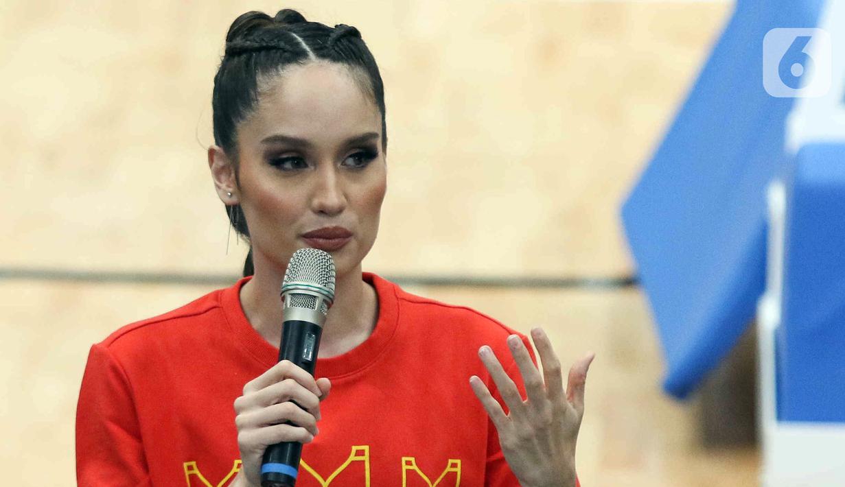Cinta Laura menjadi ambassador Indonesia kedua di FIBA setelah sebelumnya ada artis lainnya Raffi Ahmad. (Liputan6.com/Herman Zakharia)