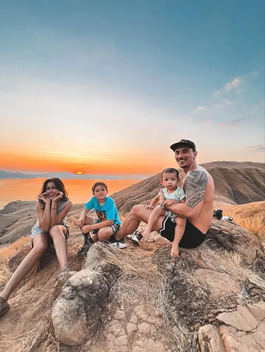 "Naik-naik ke puncak gunung bersama keluarga. Baby Don naik gunung for the first time sebagai manusia temuda. #labuanbajo #trip #family #jedar #sunset," tulis Jedar dalam unggahan 3 September. [Instagram/inijedar]