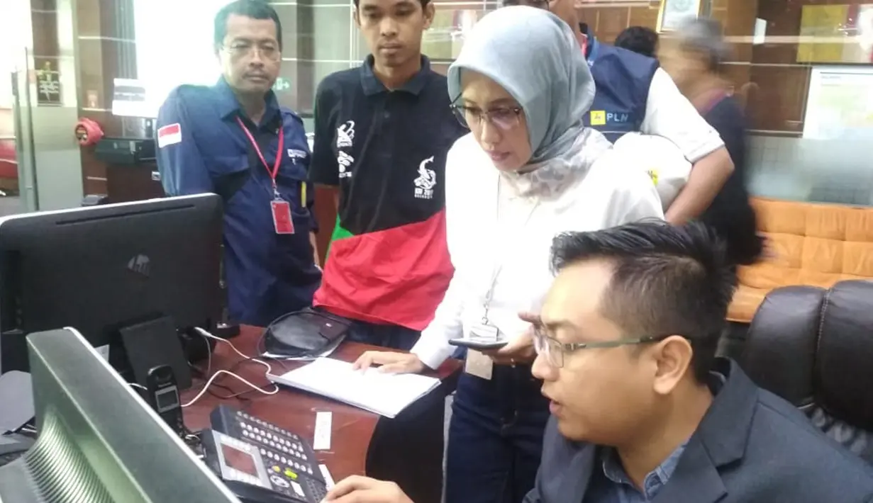 Plt Direktur Utama PLN Sripeni Inten Cahyani saat sidak jelang pelantikan Jokowi-Ma'ruf Amin di PLN UPB Cawang, Jakarta, Minggu (20/10/2019).  PLN menyiapkan cadangan pasokan dari 10 unit captive power dengan total daya 6,3 MVA yang turut disiagakan jelang pelantikan Presiden dan Wapres. (Dok. PLN)