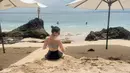 Untuk suasana pantai, Enzy tampil lebih playful. Ia memilih bra top yang dipadukan dengan high waist skort, menciptakan look yang segar dan cocok untuk bersantai di tepi laut. Kacamata hitam kembali jadi andalan untuk menunjang penampilannya.  [@enzystoria].