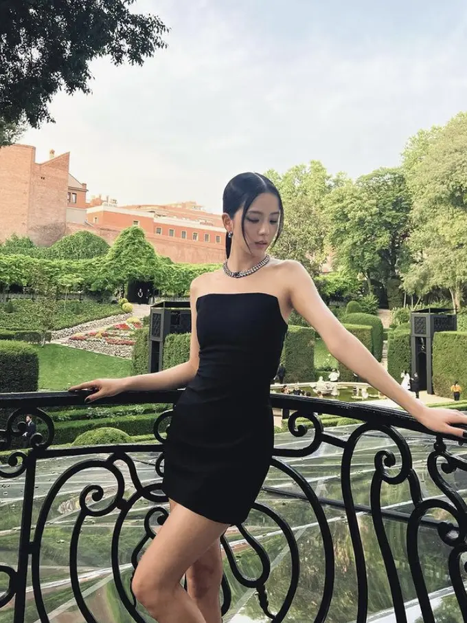 Potret Jisoo Blackpink Bak Dewi di Gala Cartier 2022 Spanyol