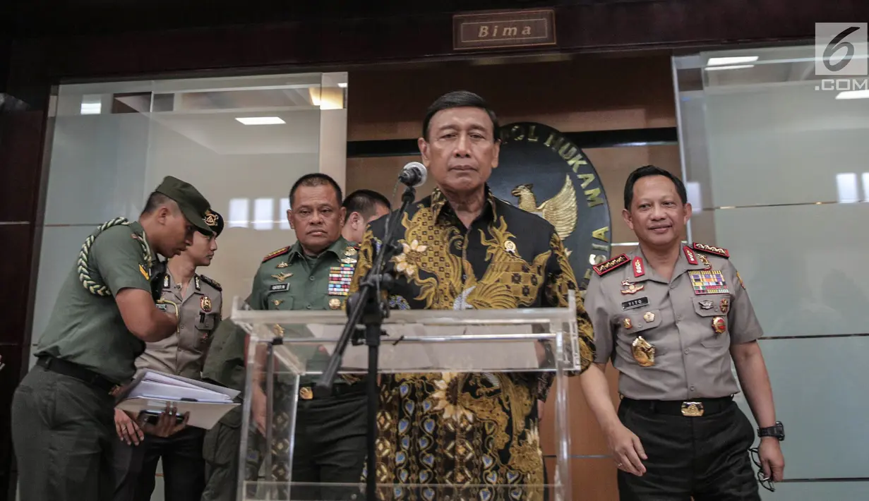 Menko Polhukam Wiranto (tengah) didampingi Panglima TNI Jenderal TNI Gatot Nurmantyo (kiri) dan Kapolri Jenderal Pol Tito Karnavian (kanan) bersiap memberi keterangan usai rapat di Kemenkopolhukam, Jakarta, Jumat (6/10). (Liputan6.com/Faizal Fanani)