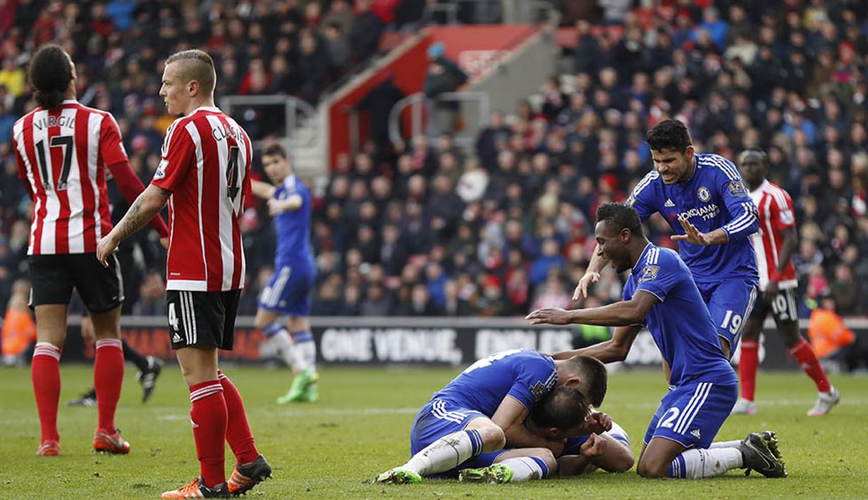 Para pemain Chelsea merayakan gol yang dicetaknya ke gawang Southampton. Kini untuk lolos ke Liga Champions, Chelsea berbeda 11 poin dengan peringkat ke empat. (Reuters/John Sibley) 