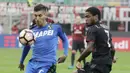 Pemain Sassuolo, Lorenzo Pellegrini (kiri) menghalau bola dari kejaran pemain AC Milan, Luiz Adriano pada lanjutan Serie A di Stadion San Siro, Milan (2/10/2016). (AP/Antonio Calanni)