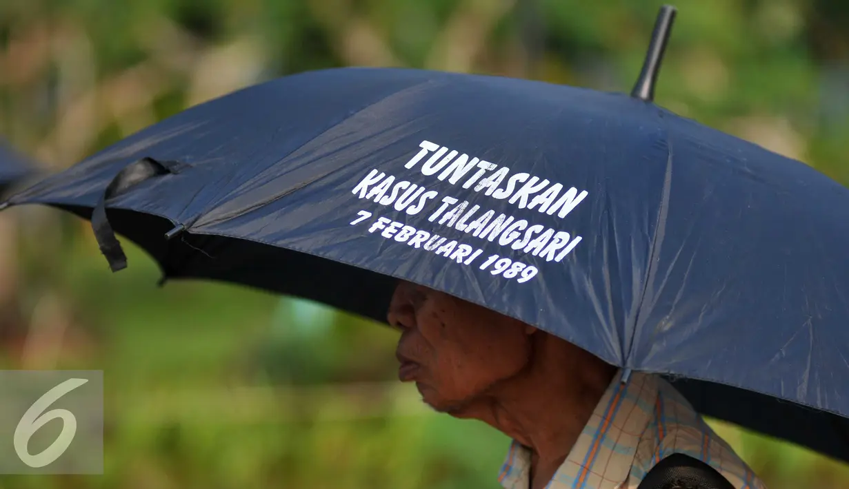 Anggota Jaringan Solidaritas Korban untuk Keadilan melakukan aksi Kamisan yang ke 442 di depan Istana Merdeka, Jakarta, Kamis (12/5). Mereka menuntut penyelesaian tragedi 1998 dan Kasus Trisakti. (Liputan6.com/Gempur M Surya)