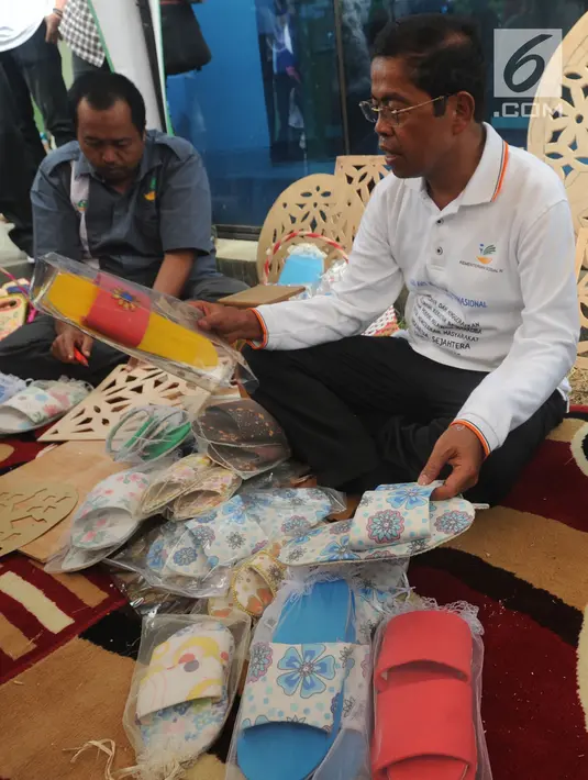 Menteri Sosial (Mensos) Idrus Marham (kanan) memperhatikan sandal buatan warga binaan di peringatan Hari Anti Narkoba Internasional di Panti Sosial Permadi Putra (PSPP) Galih Pakuan, Ciseeng, Bogor, Jawa Barat, Rabu (1/8). (Merdeka.com/Arie Basuki)