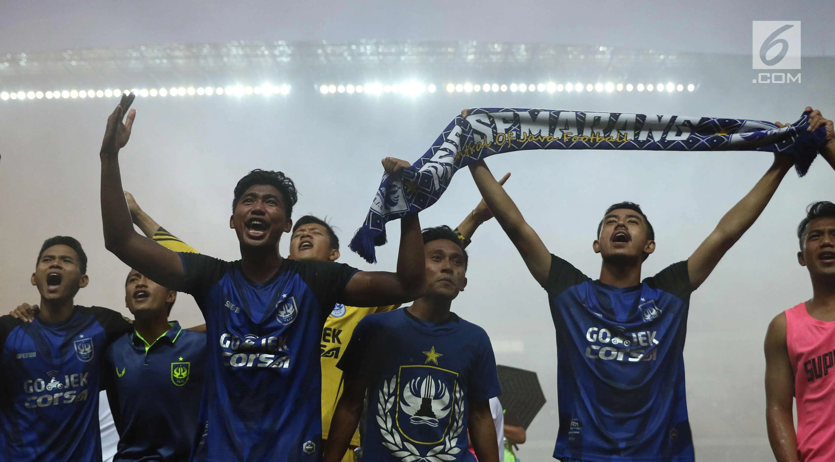 Pemain PSIS bernyanyi bersama saat merayakan kemenangan melawan Martapura FC di Final tempat ketiga Liga 2 Indonesia di Stadion GBLA, Bandung, Selasa (28/11). PSIS unggul 6-4 dan lolos ke Liga 1 Indonesia. (Liputan6.com/Helmi Fithriansyah)