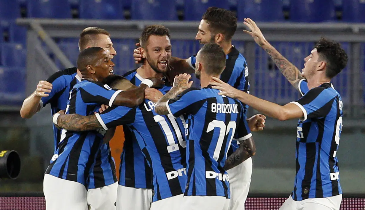 Para pemain Inter Milan merayakan gol yang dicetak oleh Stefan de Vrij ke gawang AS Roma pada laga Serie A di Stadion Olympic, Roma, Minggu (19/7/2020). Kedua tim bermain imbang 2-2. (AP/Riccardo De Luca)