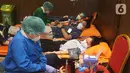 Warga mendonorkan darahnya dalam rangka Bakti Sosial HUT Ke-10 MRCCC Siloam Semanggi di Jakarta, Rabu (14/7/2021). Selain bakti sosial, sebanyak 100 pasien rawat jalan dan rawat inap juga mendapatkan bingkisan dengan mengikuti protokol kesehatan. (Liputan6.com/HO/MRCCC)