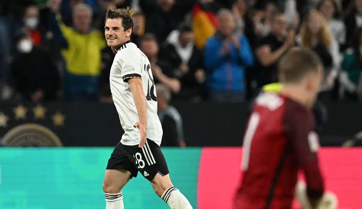 <p>Serangan-serangan Jerman akhirnya membuahkan hasil pada menit ke-50. Berawal dari umpan Kimmich, Hofmann yang berada di kotak penalti sukses melesatkan tembakan terarah dan menjadi gol. (AFP/Christof Stache)</p>