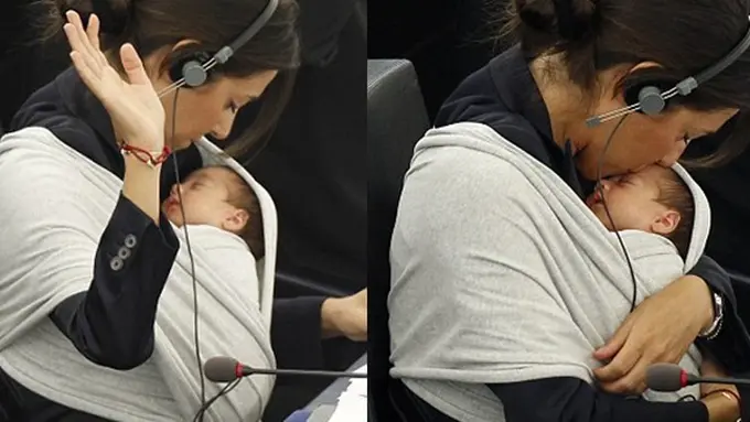 Licia Menggendong Vittoria Yang Baru Berumur Sebulan (c) dailymail.co.uk