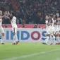 Para pemain PSM Makassar merayakan gol yang dicetak Kenzo Nambu ke gawang Persija Jakarta pada laga pekan pertama BRI Liga 1 2023/2024 antara Persija Jakarta menghadapi PSM Makassar di Stadion Utama Gelora Bung Karno (SUGBK), Senayan, Jakarta, Senin (3/7/2023). (Bola.com/M Iqbal Ichsan)