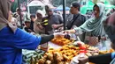 Harga jual untuk aneka takjil di pasar Benhil sangat bervariatif, namun tetap terjangkau di kantong warga. (Liputan6.com/Angga Yuniar)