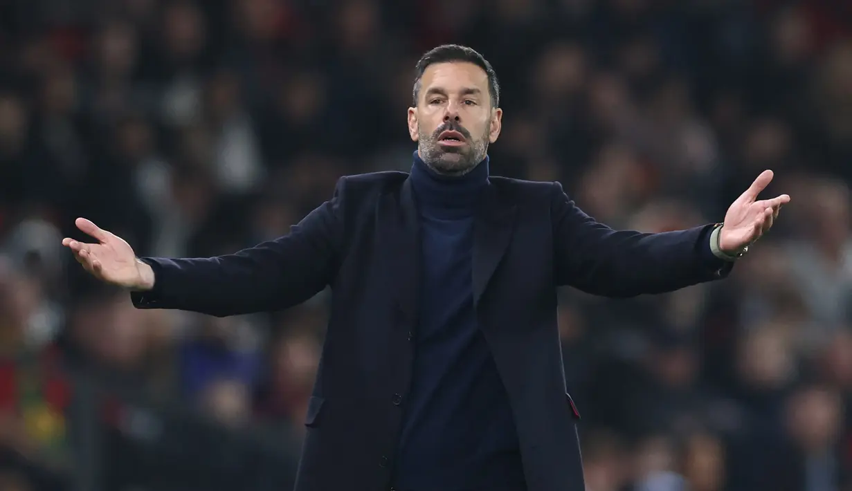 Diperkirakan Van Nistelrooy masih akan bertugas sebagai manajer interim hingga akhir pekan nanti. Selanjutnya MU akan berhadapan dengan Chelsea di Old Trafford pada ajang Liga Inggris. (AFP/Darren Staples)