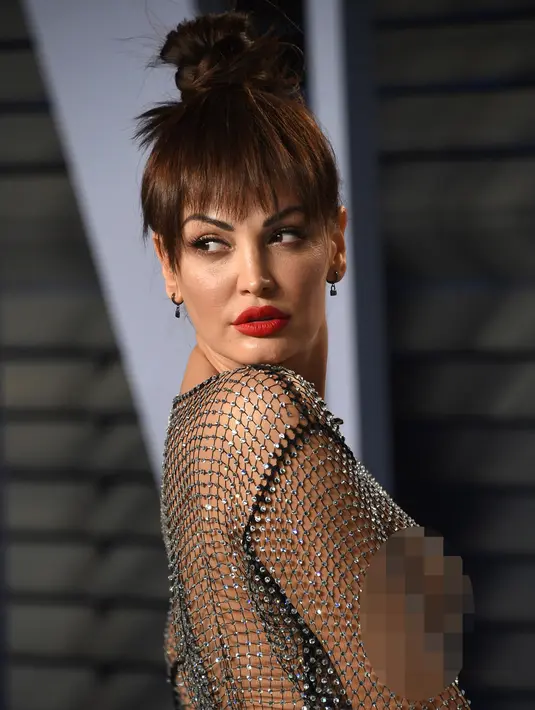 Penyanyi asal Albania, Bleona Qereti berpose saat tiba menghadiri Vanity Fair Oscar Party di Beverly Hills, California, AS (4/3). Bleona Qereti tampil vulgar dengan busana jaring-jaring transparan. (Photo by Evan Agostini/Invision/AP)