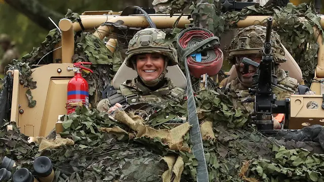 Gaya Kate Middleton Kenakan Seragam Tentara Inggris hingga Promosi Kuda Poni