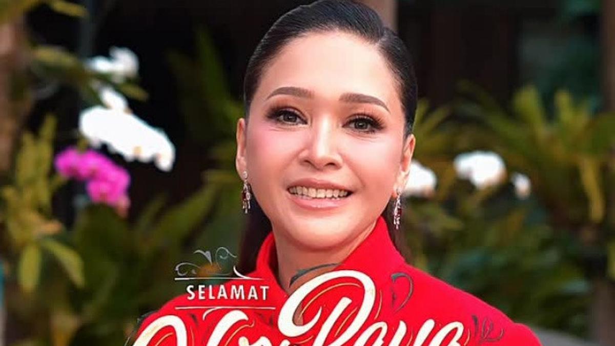 Gaya Mahal Maia Estianty Ucapkan Selamat Idul Fitri, Pakai Jaket Rp 78 Juta