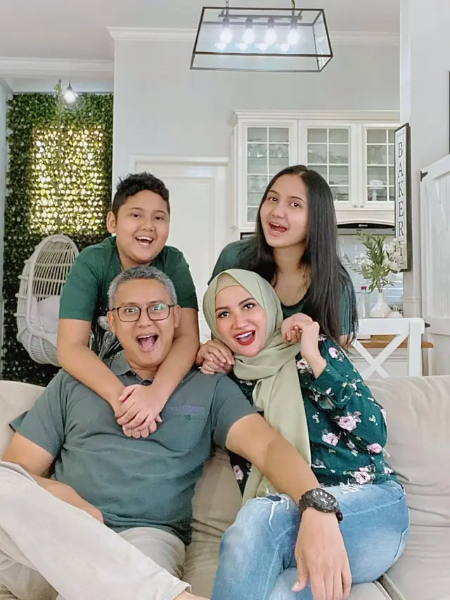 Natalie Sarah dan keluarga. (Foto: Instagram @natalie_sarahs)