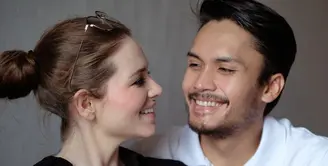 Usai menikah dengan Chelsey Frank pada 19 Januari 2019 silam, Randy Pangalila pun telah dikaruniai seorang anak. Kini, ia pun menjalani peran baru sebagai ayah. (Instagram/randpunk)