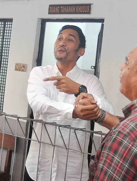 Restu Sinaga digerebek di rumahnya pada Kamis (2/6/2016) sekitar pukul 07.00 WIB. Sejumlah barang bukti yakni 10,75 gram ganja, 17 butir Dumolid, 26 butir Happy Five serta dua buah plastik kokain bekas pemakaian. (Deki Prayoga/Bintang.com)