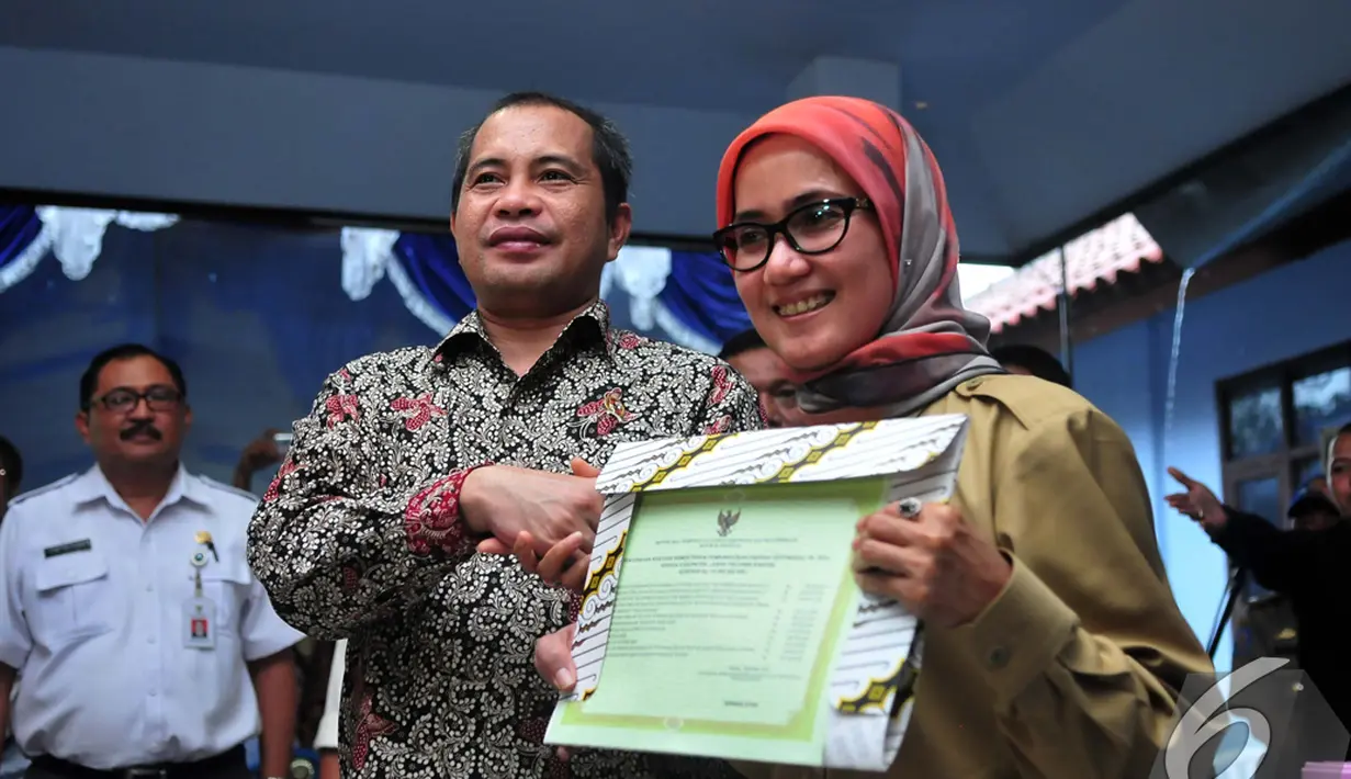 Menteri Desa, Pembangunan Daerah Tertinggal dan Transmigrasi, Marwan Jafar memberikan bantuan kepada warga Lebak melalui pejabat setempat saat blusukan perdananya di Kabupaten Lebak, Banten, Rabu (5/11/2014) (Liputan6.com/Johan Tallo)