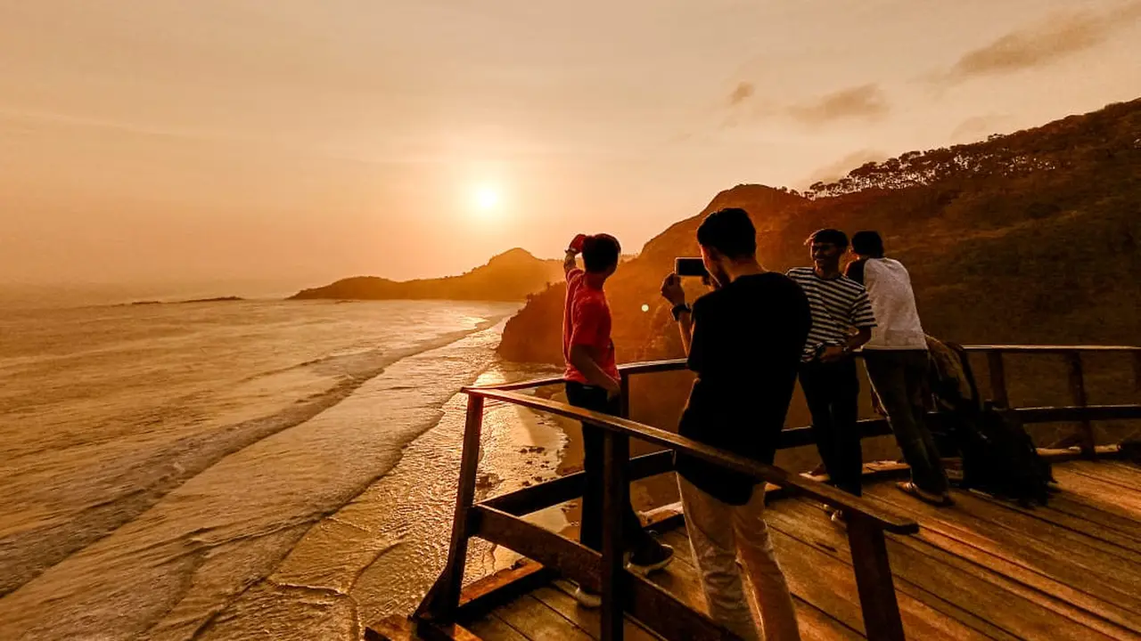 Lokasi favorit untuk merekam sunset, Jembatan Kayu Pantai Surumanis, Kebumen. (Foto: Liputan6.com/Galoeh Widura)