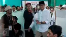 Cawagub DKI Sandiaga Uno bersiap mencoblos setibanya di TPS 01 Kelurahan Selong, Jalan Daha 4, Kebayoran Baru, Jakarta Selatan, Rabu (15/2). Sandiaga Uno datang ke TPS dengan ditemani orang tua, istri, dan dua orang anaknya. (Liputan6.com/Gempur M Surya)