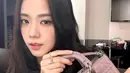 Jisoo BLACKPINK tampil kasual dengan atasan hitam dengan tas Dior Small Lady D-Joy berwarna peony pink. [Dior].