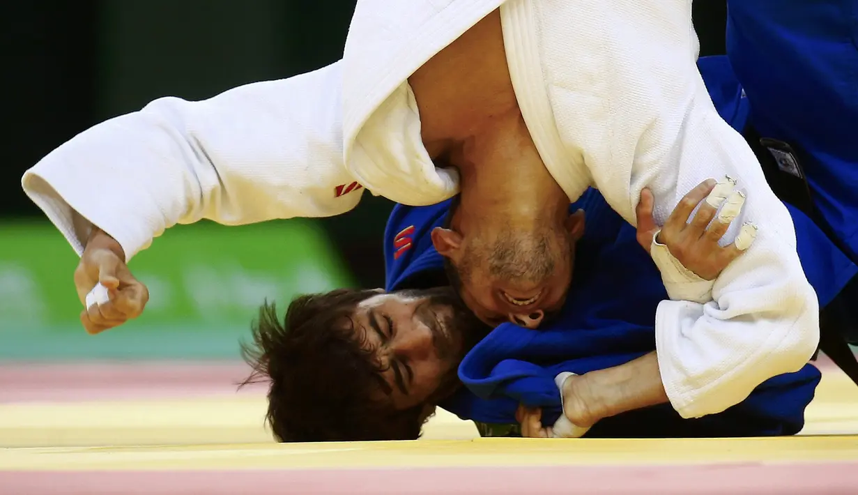 Pejudo Rusia, Beslan Mudranov (kiri) bertanding melawan pejudo Azerbaijan, Orkhan Safarov, dalam final kelas 60kg putra Pesta Olah Raga Eropa 2015 di Baku, Azerbaijan.(REUTERS/Kai Pfaffenbach)