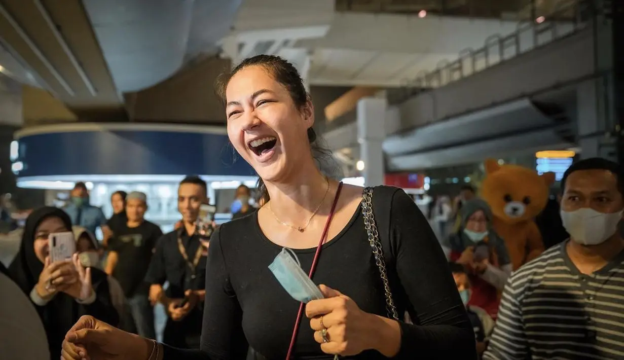 Wajah semringah Paula Verhoeven saat melihat badut-badut. (Foto: Instagram/ paula_verhoeven)