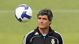 Pelatih Real Madrid, Juande Ramos dalam sesi latihan tim jelang duel El Clasico menghadapi Barcelona pada 2 Mei 2009. AFP PHOTO/PIERRE-PHILIPPE MARCOU