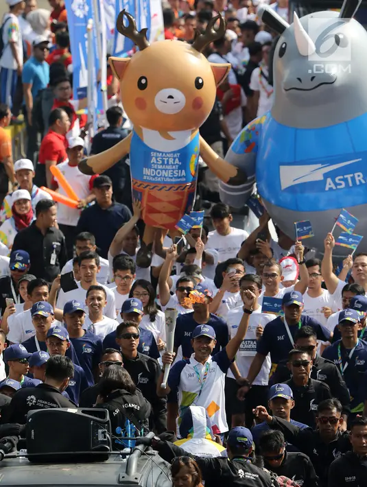 Eksekutif Group Astra International, Iwan Hadiantoro saat kirab Obor Asian Games 2018 di Jalan Jendral Sudirman, Jakarta, Sabtu (18/8). Hari terakhir kirab obor ini api abadi dibawa dari Tugu Monas hingga Gelora Bung Karno. (Liputan6.com/ Fery Pradolo)