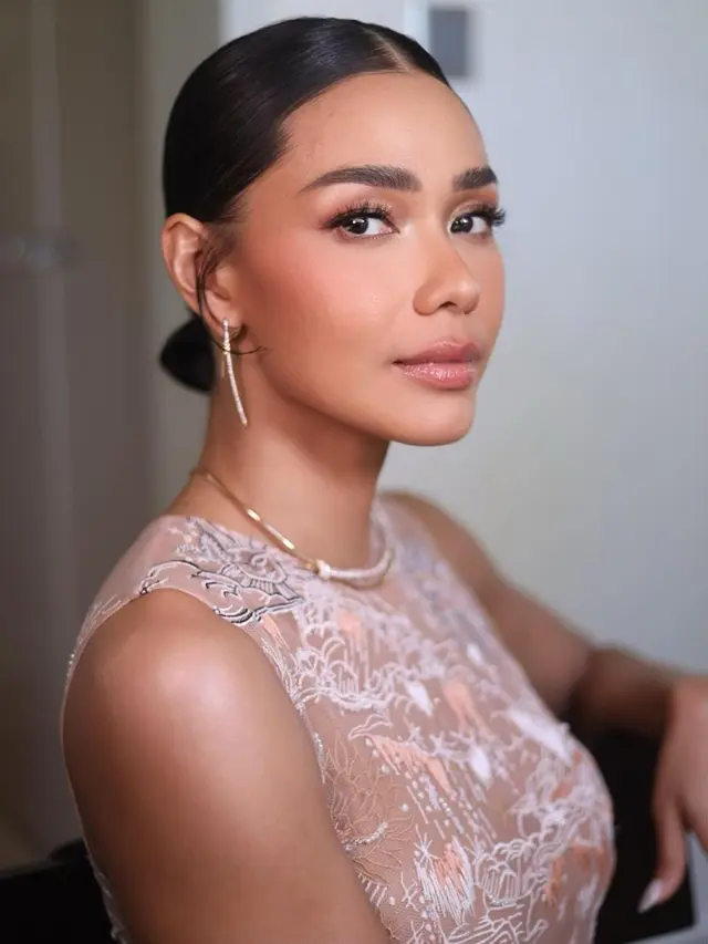 Detail Makeup Glowing Adinia Wirasti yang Resmi Menikah dengan Aktor Australia