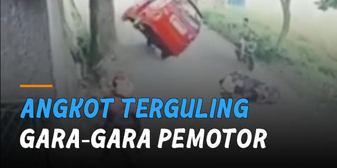 VIDEO: Duh, Angkot Terguling Gara-Gara Hindari Pemotor Jatuh