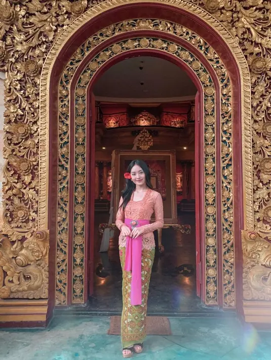 Cantiknya Natasha Wilona semakin bertambah kala mengenakan busana khas Bali. Rambutnya yang tergerai pun menambah sisi femininnya. (Instagram/natashawilona12)