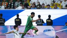 Penyerang Tiongkok Gao Zhunyi berebut bola dengan gelandang Arab Saudi Salem al-Dawsari selama pertandingan sepak bola kualifikasi zona Asia Piala Dunia FIFA 2026 Grup C antara Arab Saudi dan Tiongkok di Taman Al-Awwal di Riyadh pada 20 Maret 2025.AFP