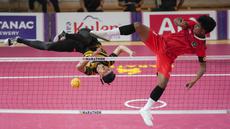 Pemain Indonesia Muhammad Hardiansyah (kanan) menghalau bola ke gawang pemain Malaysia Muhammad Noraizat saat pertandingan final sepak takraw ganda putra SEA Games di Phnom Penh, Kamboja, Senin (15/5/2023). (AP Photo/Tatan Syuflana)