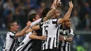 Para pemain Juventus girang mampu merengkuh gelar Liga Serie A Italia. (AFP PHOTO / MARCO BERTORELLO)