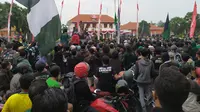 Bonek Surabaya menggelar demo di depan Gedung Grahadi Surabaya. (Dian Kurniawan/Liputan6.com)
