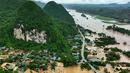 Otoritas setempat mengatakan banjir di Nghe An merusak ratusan rumah, menghancurkan tanaman petani, dan memutus akses daerah terpencil di provinsi tersebut. (Foto oleh AFP)
