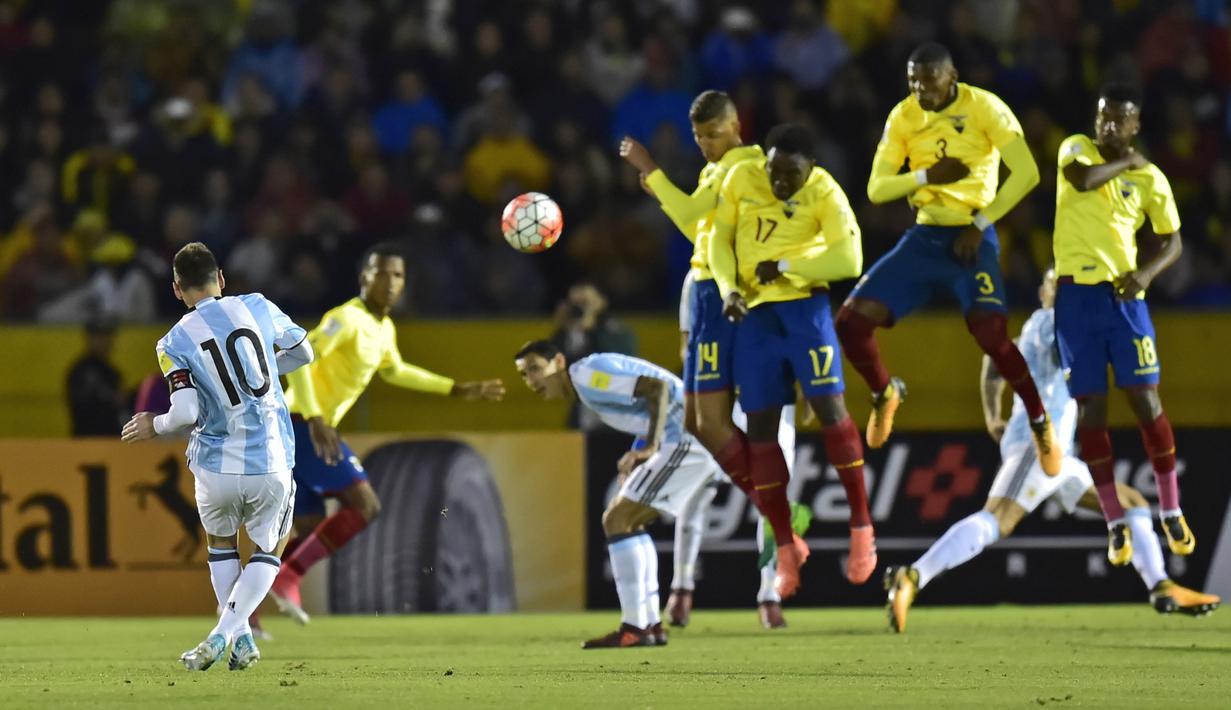 Pemain timnas Argentina, Lionel Messi melakukan tendangan bebas ke gawang Ekuador pada Kualifikasi Piala Dunia 2018, di Stadion Atahualpa, Rabu (11/10). Hat-trick Messi membawa Argentina lolos ke Piala Dunia dengan skor 3-1. (Rodrigo BUENDIA / AFP)