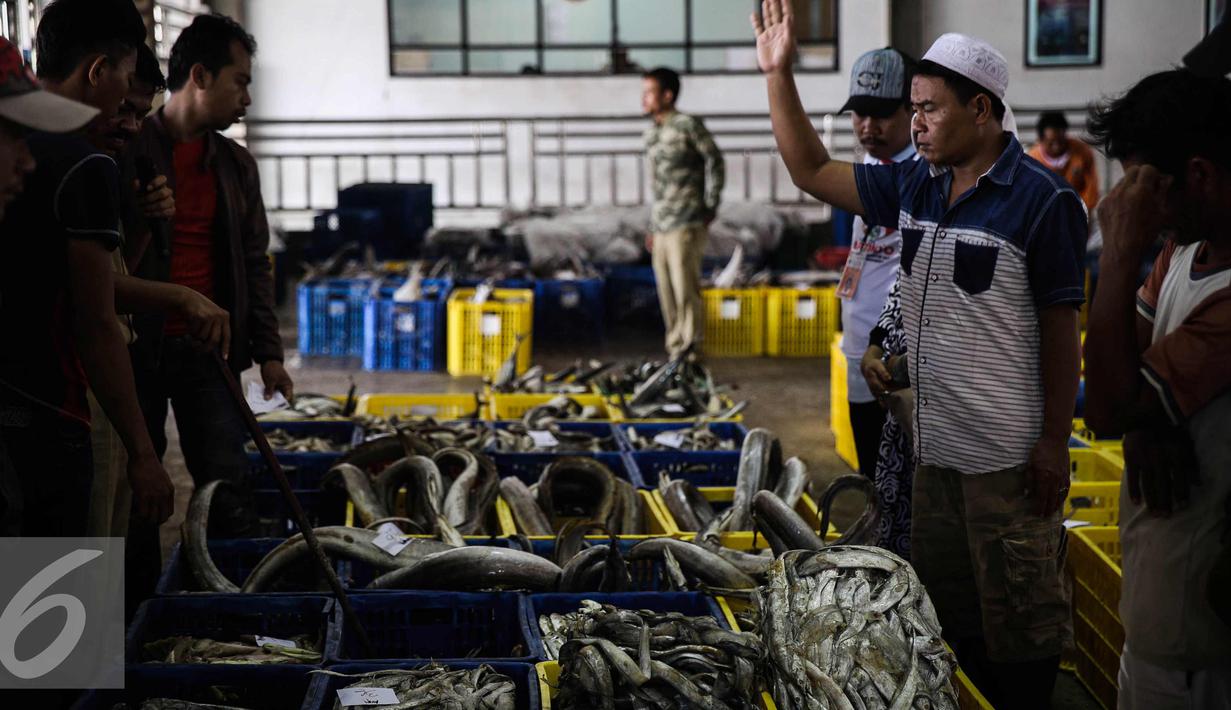  Pembeli melihat ikan di di pelelangan ikan Muara Angke, Jakarta, Kamis (24/3). Pada 2015 secara total Indonesia telah memanfaatkan potensi ekonomi sektor kelautan sekira Rp350 triliun. (Liputan6.com/Faizal Fanani)