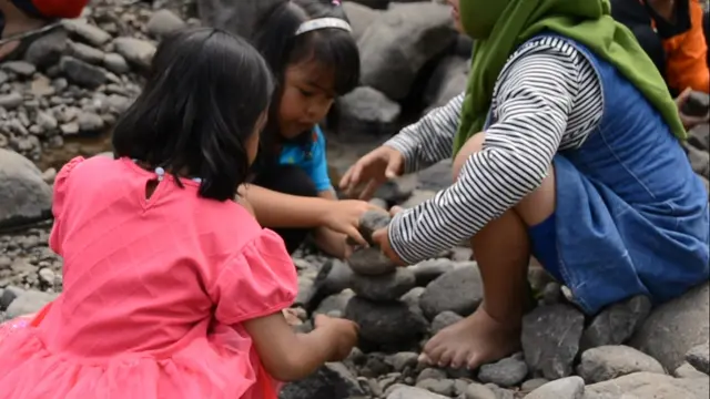 Kompetisi menata atau menyusun batu (Rock balancing) dalam Tanalum Culture Festival, 4 Agustus 2019. (Foto: Liputan6.com/Dinkominfo PBG/Muhamad Ridlo)