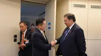 Menteri Koordinator Bidang Perekonomian Airlangga Hartarto bertemu dengan Sekretaris Jenderal ASEAN Kao Kim Hourn, di sela-sela Pertemuan Tingkat Menteri OECD pada Kamis, 2 Mei 2024 di Paris, Prancis. (Foto: Kemenko Bidang Perekonomian)
