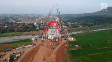 Foto udara pengerjaan Jembatan Kalikuto di Gringsing, Kabupaten Batang, Jawa Tengah, Senin (11/6). Menteri PUPR Basuki Hadimuljono mengatakan, jembatan pelengkung baja ini merupakan pertama di Indonesia. (Liputan6.com/Arya Manggala)