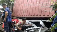 Truk kontainer terguling dan menimpa mobil Hyundai hingga ringsek di Jalan Kamal Muara Raya, Penjaringan, Jakarta Utara. (Foto: Istimewa)