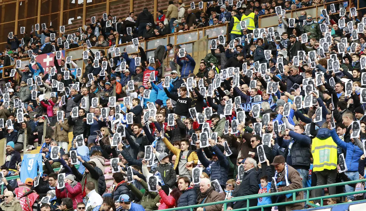 Wajah Kalidou Koulibaly  memenuhi stadion saat Suporter Napoli memberi dukungan sebelum laga  Serie A Liga Italia di San Paolo stadium, Minggu (7/2/2016).  Kalidou mendapat dukungan atas tindakan rasis dari fans Lazio. (AFP/Carlo Hermann)