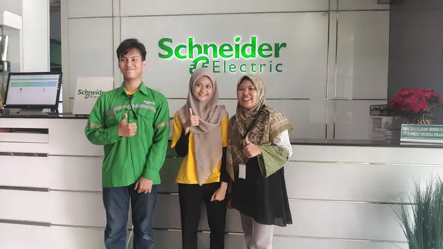 Pekerja dan siswa magang yang bekerja di Schneider Electric Indonesia hasil dari program pembekalan siswa yang dilakukan Schneider Electric Cikarang. (Liputan6.com/Dicky Agung Prihanto)