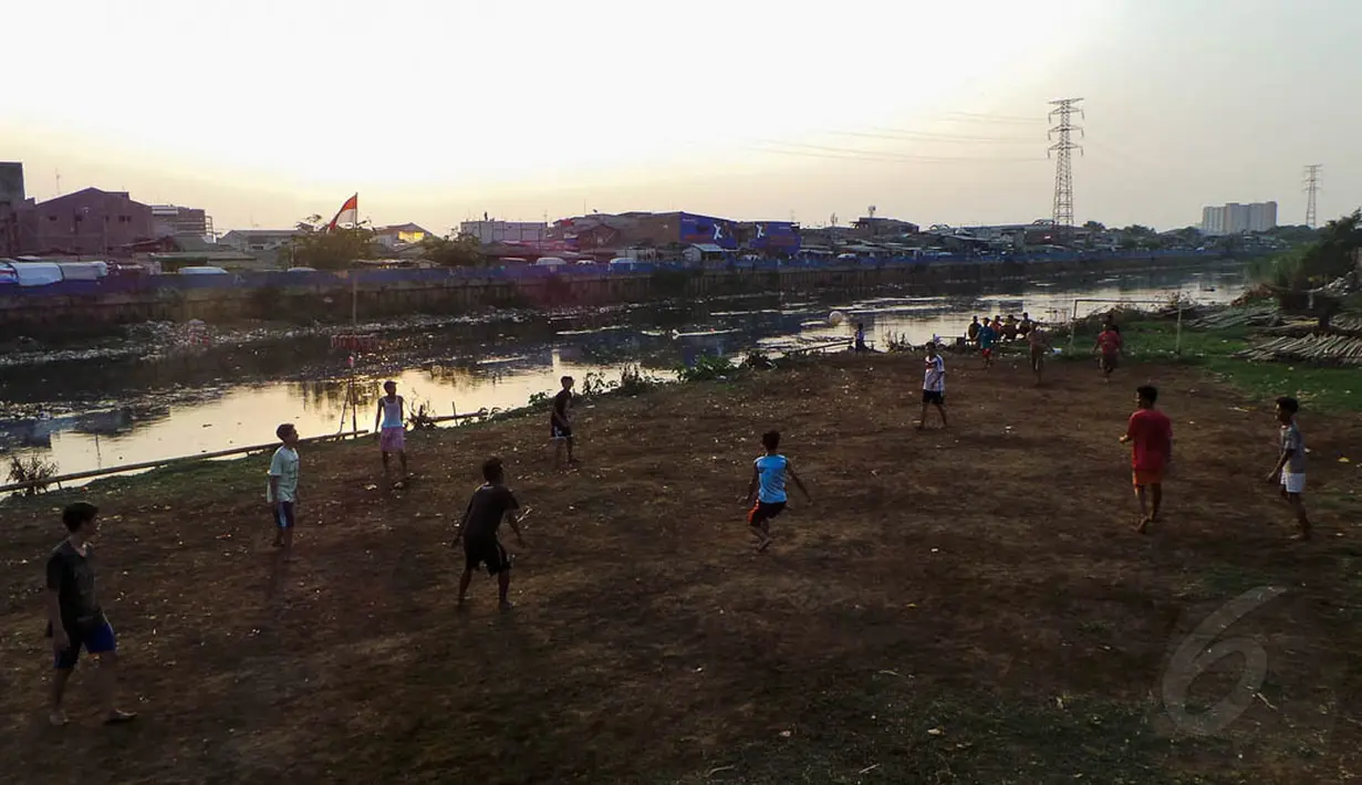 Keringnya dasar sungai yang berada di pinggir KBB dapat dibuat menjadi sebuah lapangan bola, Jakarta, Kamis (11/9/14). (Liputan6.com/Faizal Fanani) 